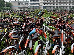 合肥暫扣萬輛共享單車，堆積如山引發(fā)密集恐懼