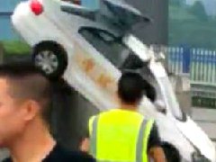 油門當(dāng)剎車，駕考女學(xué)員飛越考場(chǎng)！