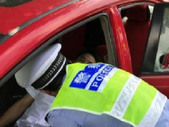 國慶假，男子高速被堵10小時車內(nèi)暈倒