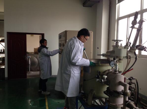 2018年7月，武漢南瑞技術(shù)人員夏兆輝正在操作真空熔煉爐，進(jìn)行納米碳合金材料的熔煉